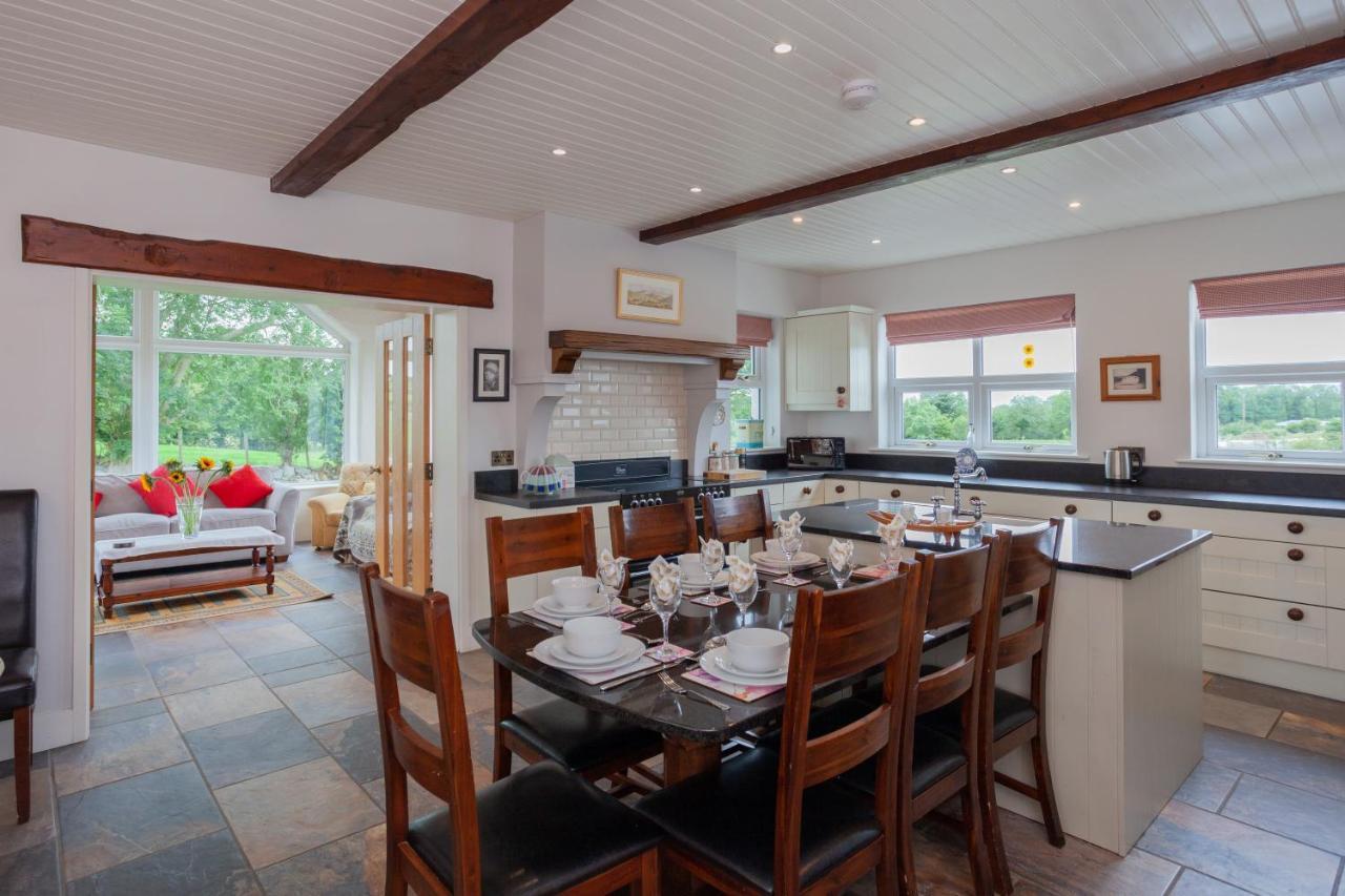 Вілла Beautiful Mountain Views & Private Hot Tub Kilcoo Екстер'єр фото