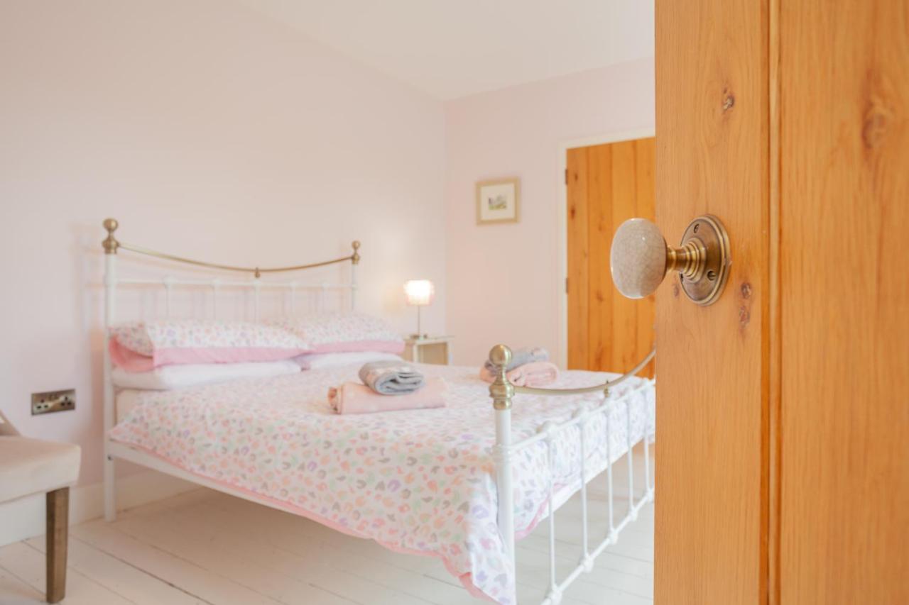 Вілла Beautiful Mountain Views & Private Hot Tub Kilcoo Екстер'єр фото