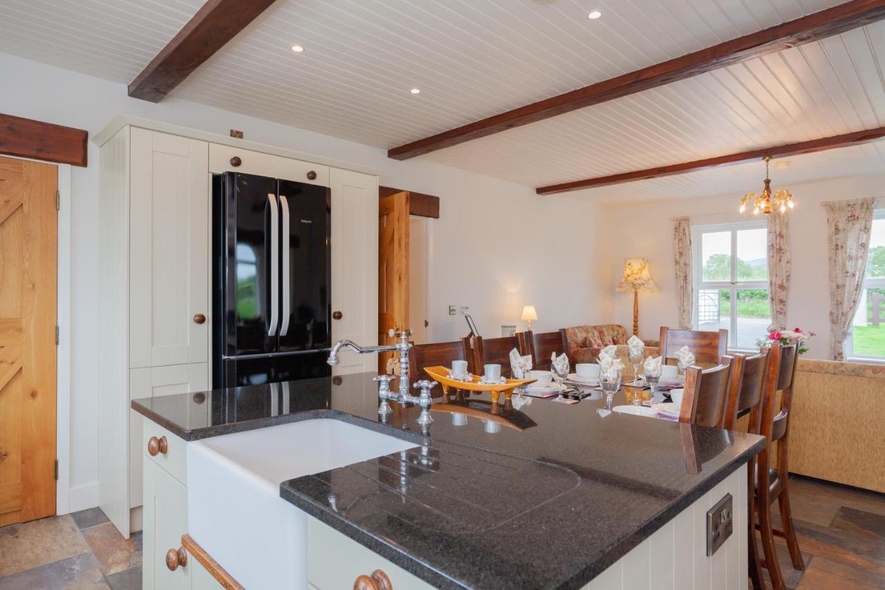 Вілла Beautiful Mountain Views & Private Hot Tub Kilcoo Екстер'єр фото